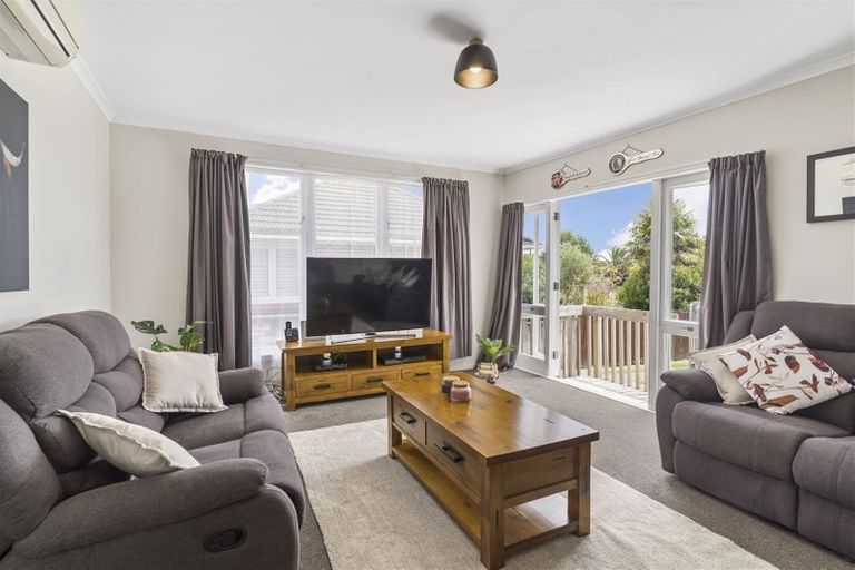 Photo of property in 11 Paton Avenue, Te Atatu South, Auckland, 0610