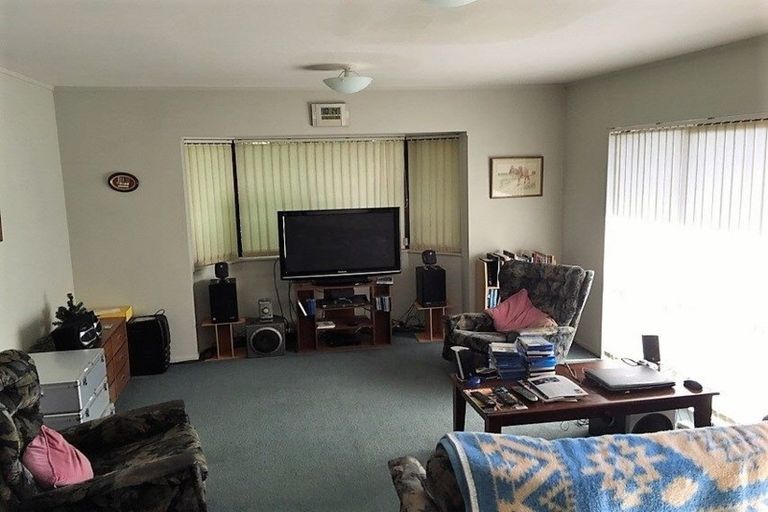 Photo of property in 1 Bosnyak Drive, Te Atatu South, Auckland, 0610