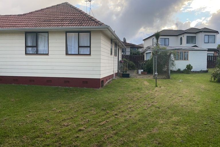 Photo of property in 13 Foyle Place, Glendene, Auckland, 0602