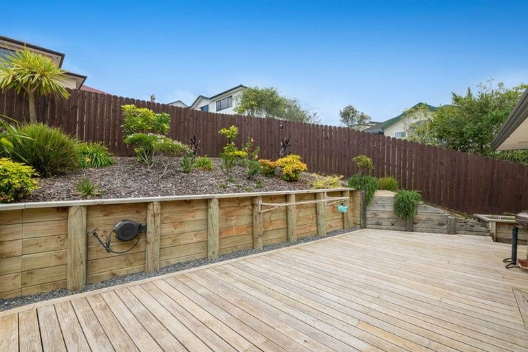 Photo of property in 32 Canary Place, Unsworth Heights, Auckland, 0632