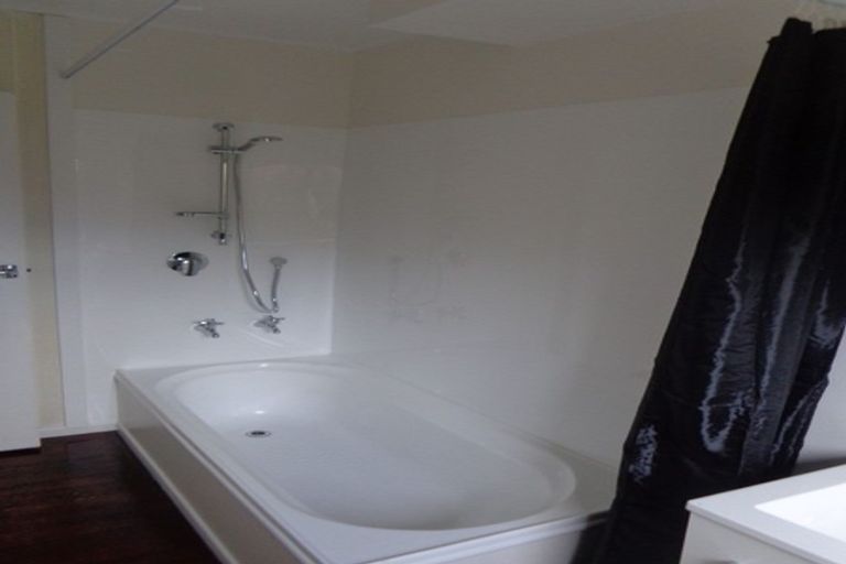 Photo of property in 43 Graham Avenue, Te Atatu Peninsula, Auckland, 0610