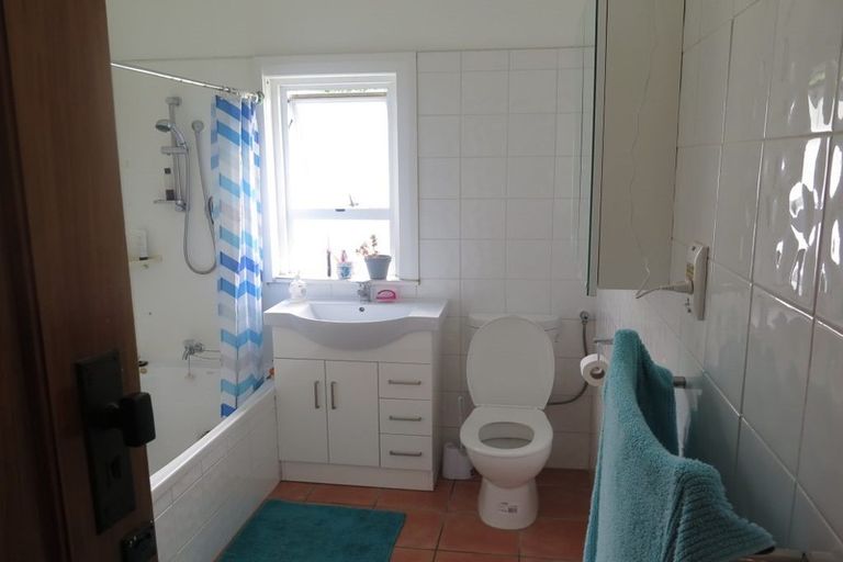 Photo of property in 28 Melbourne Road, Island Bay, Wellington, 6023