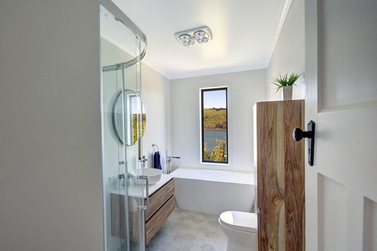 Photo of property in 20 Ocean View Road, Ravensbourne, Dunedin, 9022