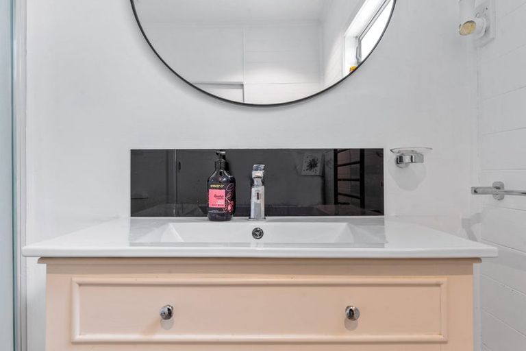 Photo of property in 4 Rere Place, Parakai, 0830