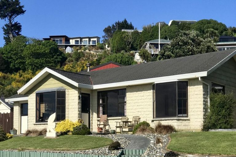Photo of property in 100 Marine Parade, Bluff, 9814