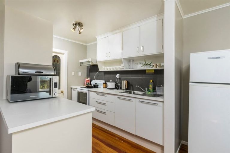 Photo of property in 50 Hobsonville Road, West Harbour, Auckland, 0618