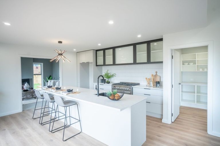 Photo of property in 16 Atlantic Drive, Fitzherbert, Palmerston North, 4410