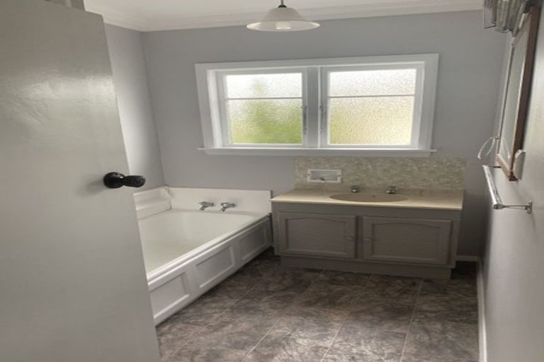 Photo of property in 42 Bowen Street, Levin, 5510