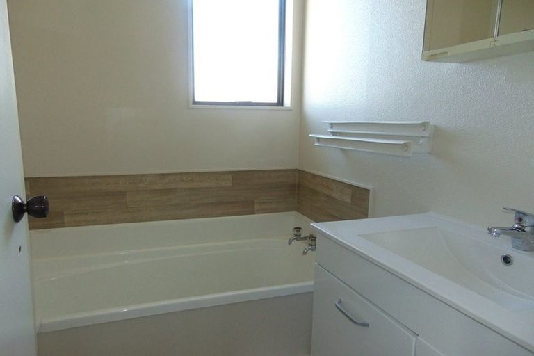 Photo of property in 1/8 Myna Place, Weymouth, Auckland, 2103