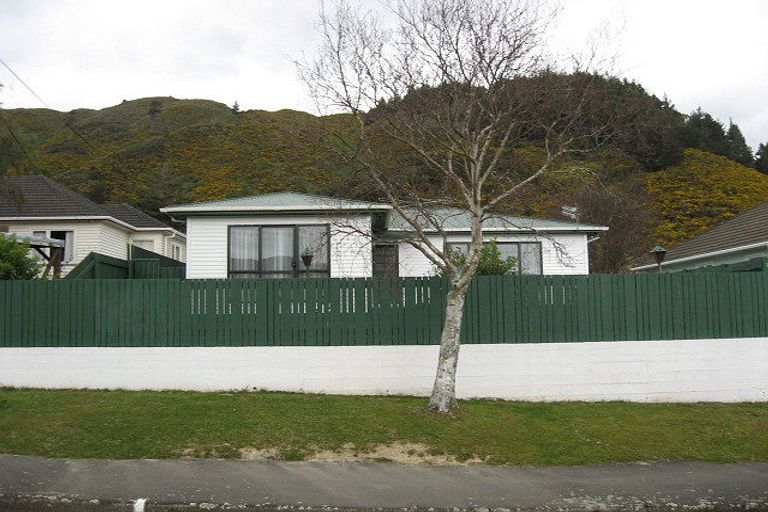 Photo of property in 32 Thirlmere Street, Wainuiomata, Lower Hutt, 5014