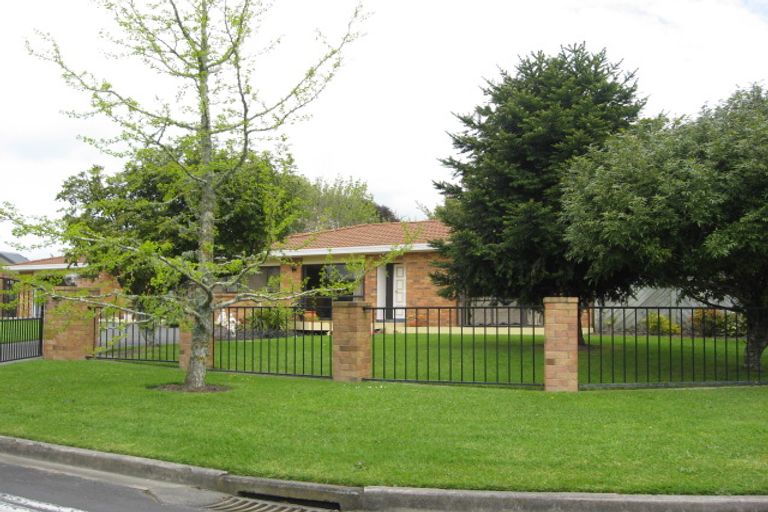 Photo of property in 2 Vintners Close, Huapai, Kumeu, 0810