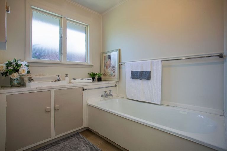 Photo of property in 6 Haynes Avenue, Upper Riccarton, Christchurch, 8041