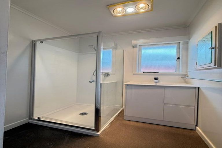 Photo of property in 42 Vera Road, Te Atatu South, Auckland, 0610