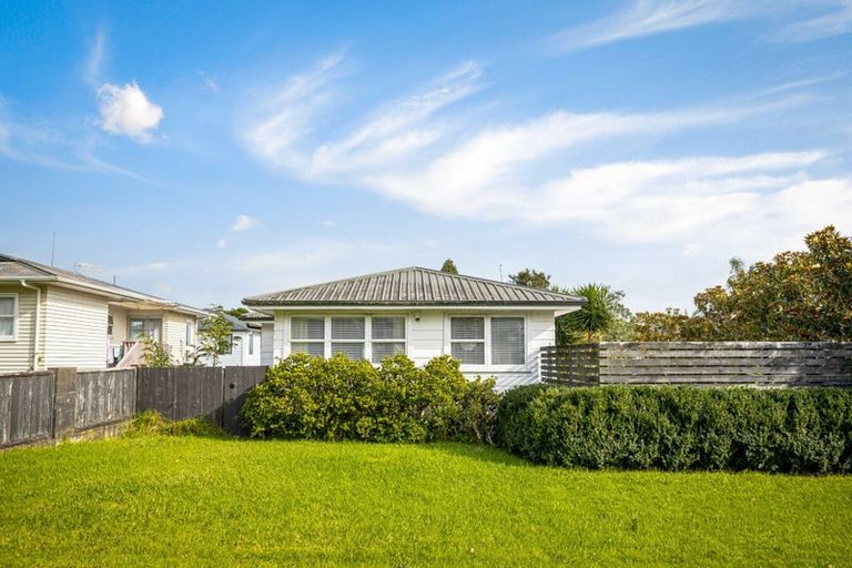Photo of property in 14 Thomas Avenue, Te Atatu Peninsula, Auckland, 0610