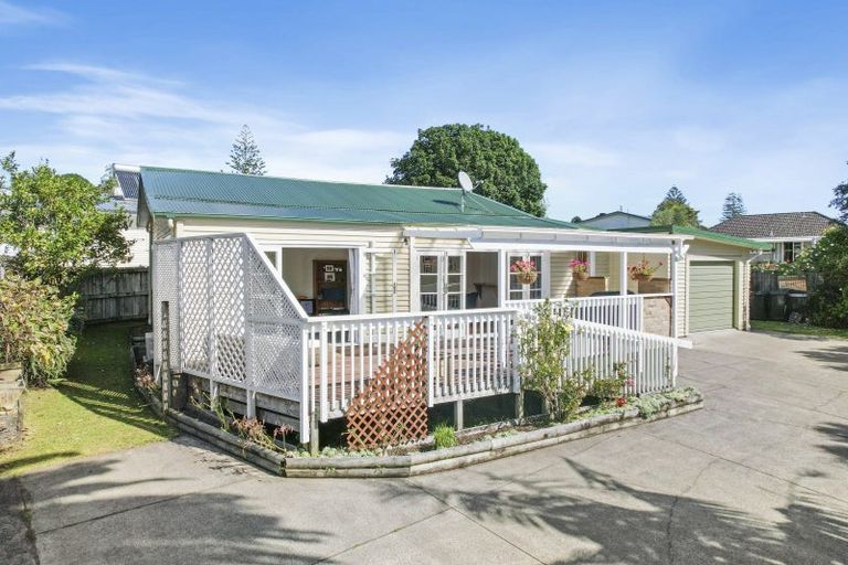 Photo of property in 17 Paramu Avenue, Birkdale, Auckland, 0626