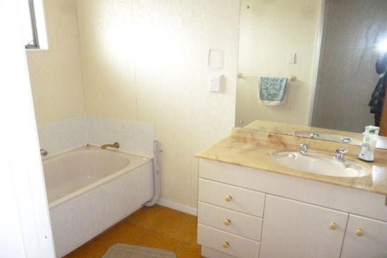 Photo of property in 10 Venus Place, Half Moon Bay, Auckland, 2012