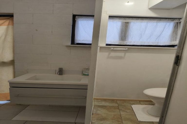 Photo of property in 1/28 Tonar Street, Northcote, Auckland, 0627