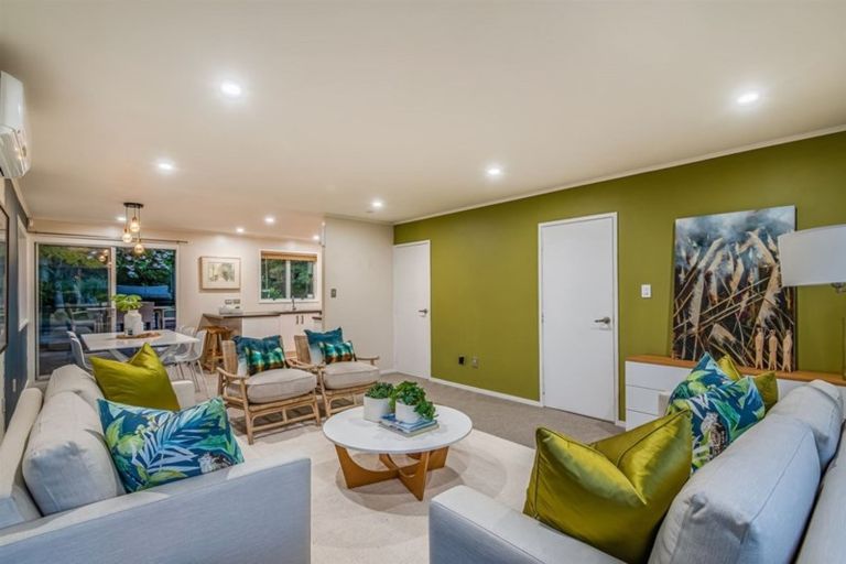 Photo of property in 26 Staincross Street, Green Bay, Auckland, 0604