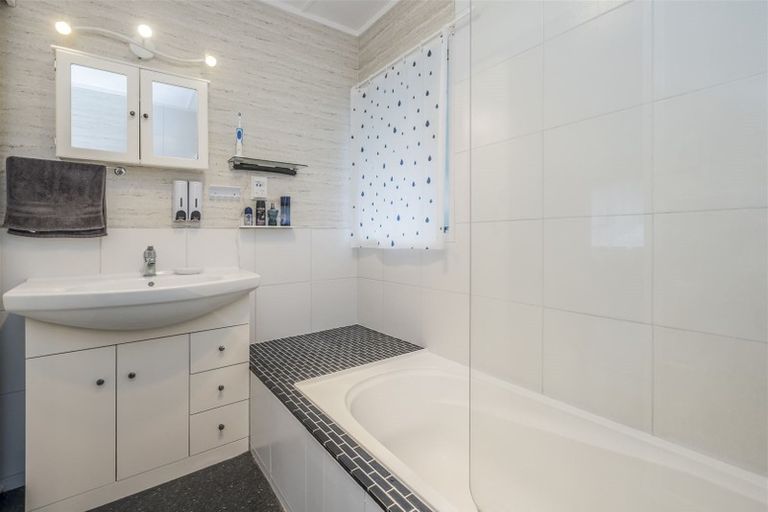 Photo of property in 1/40 Kingsclere Place, Goodwood Heights, Auckland, 2105