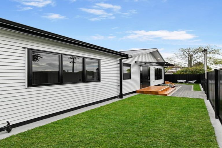 Photo of property in 54d Te Atatu Road, Te Atatu South, Auckland, 0610