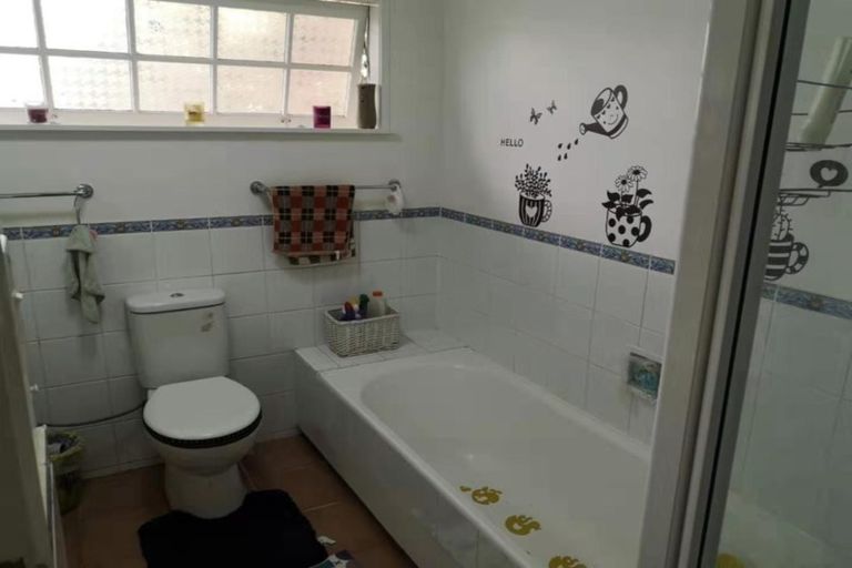 Photo of property in 14 Porter Avenue, Te Atatu South, Auckland, 0610