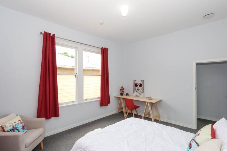 Photo of property in 70 Kelburn Parade, Kelburn, Wellington, 6012