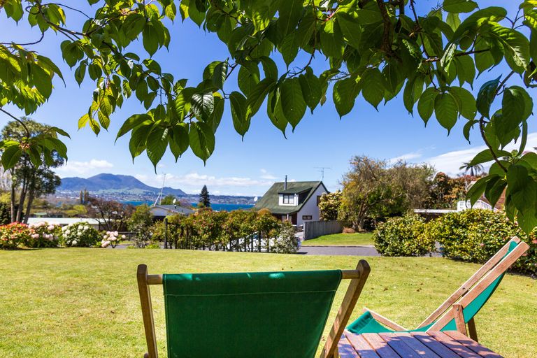 Photo of property in 2 Earle Place, Acacia Bay, Taupo, 3330