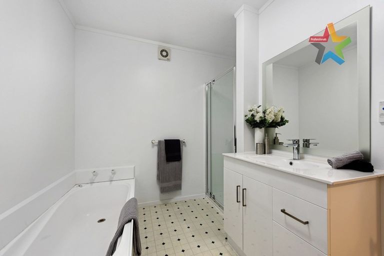 Photo of property in 72 Dowse Drive, Maungaraki, Lower Hutt, 5010