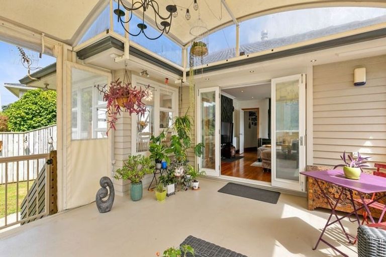 Photo of property in 327 Main Road, Tawa, Wellington, 5028