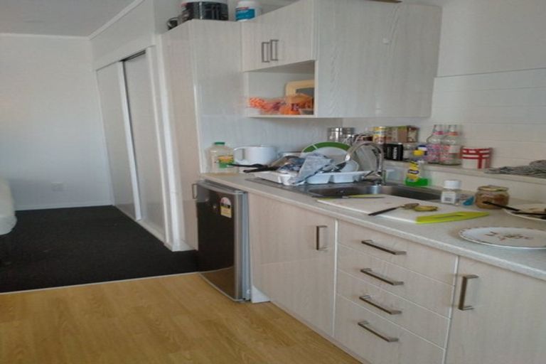 Photo of property in 42 Hassan Drive, Massey, Auckland, 0614