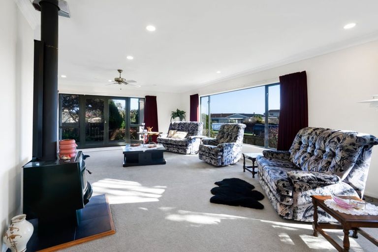 Photo of property in 3 Karina Road, Merrilands, New Plymouth, 4312