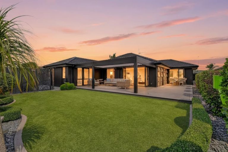 Photo of property in 52 Carrington Drive, Papamoa Beach, Papamoa, 3118