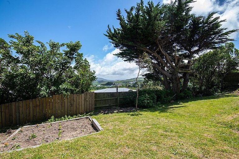 Photo of property in 34 Brooker Grove, Newlands, Wellington, 6037