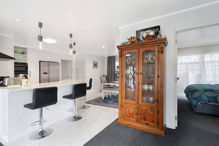 Photo of property in 15 Lanier Place, Glendene, Auckland, 0602