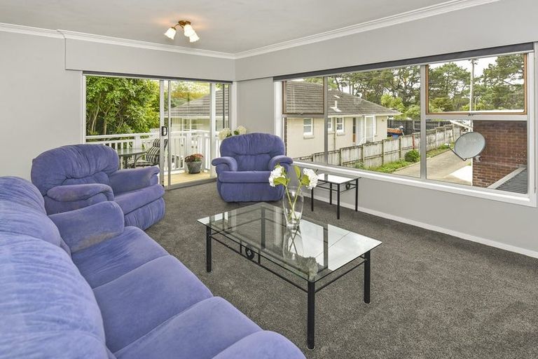 Photo of property in 2/240 Forrest Hill Road, Forrest Hill, Auckland, 0620