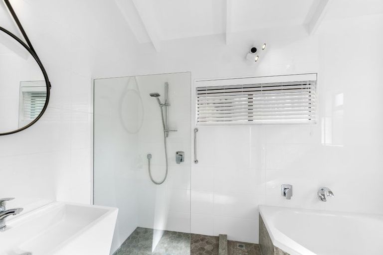 Photo of property in 19 Zita Avenue, Matakatia, Whangaparaoa, 0930