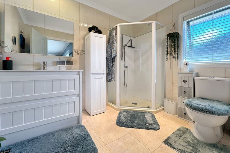 Photo of property in 15 Ina Ville Drive, Pukekohe, 2120