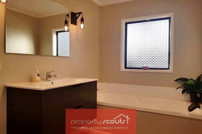 Photo of property in 10 Lindaver Grove, Merrilands, New Plymouth, 4312