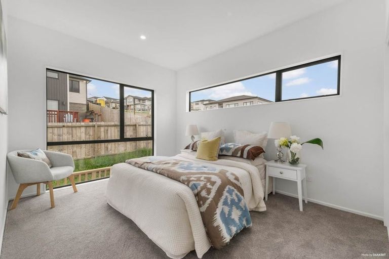 Photo of property in 10 Celestial Crescent, Orewa, 0931