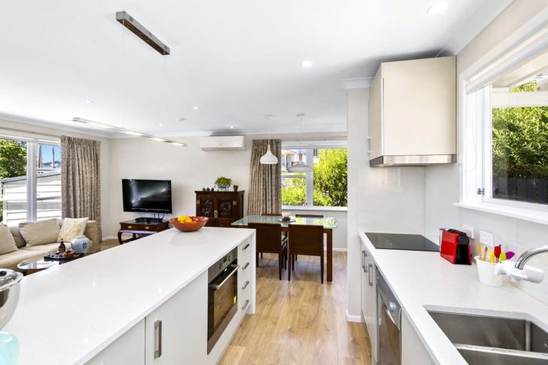 Photo of property in 28 Alwyn Place, Newlands, Wellington, 6037