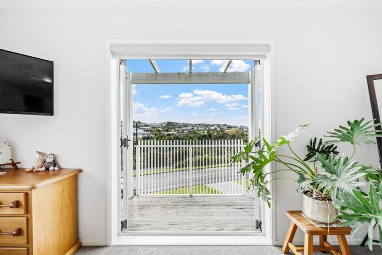 Photo of property in 92 Arran Point Parade, Orewa, 0931