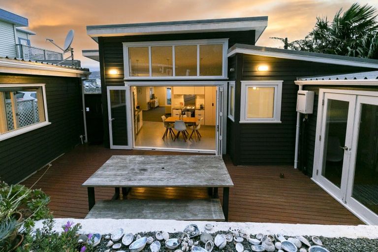 Photo of property in 106 Breaker Bay Road, Breaker Bay, Wellington, 6022