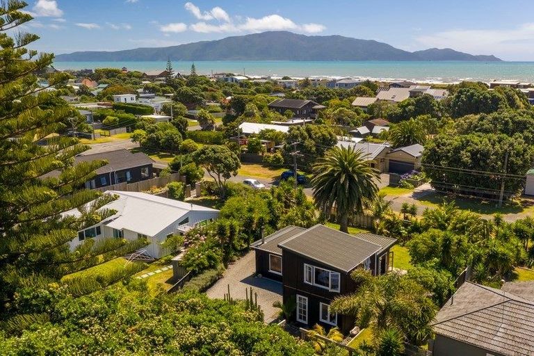 Photo of property in 44 Ngapaki Street, Waikanae Beach, Waikanae, 5036