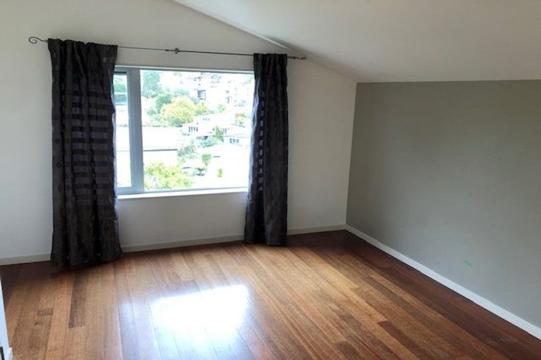 Photo of property in 21a Korotaha Terrace, Rothesay Bay, Auckland, 0630