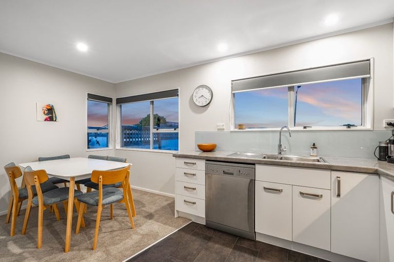Photo of property in 131 Gloaming Hill, Titahi Bay, Porirua, 5022