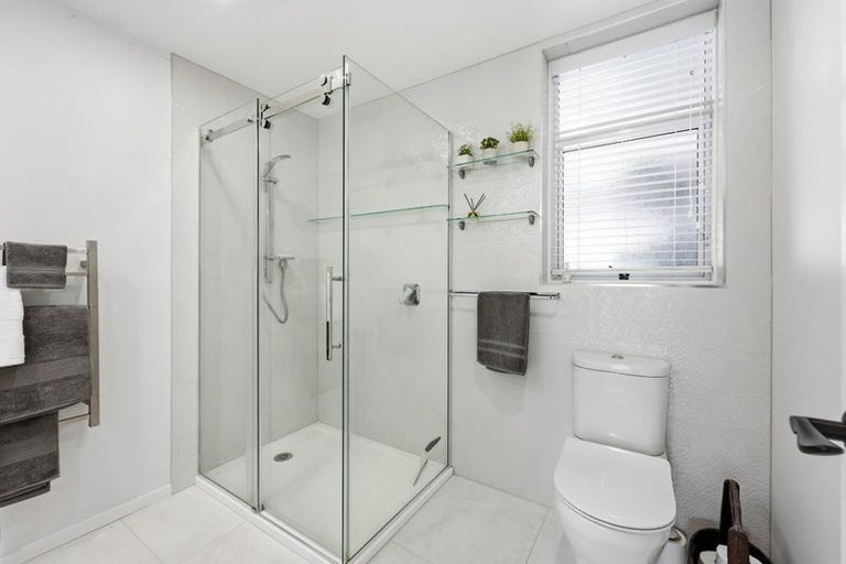 Photo of property in 2 Callender Place, Shelly Park, Auckland, 2014