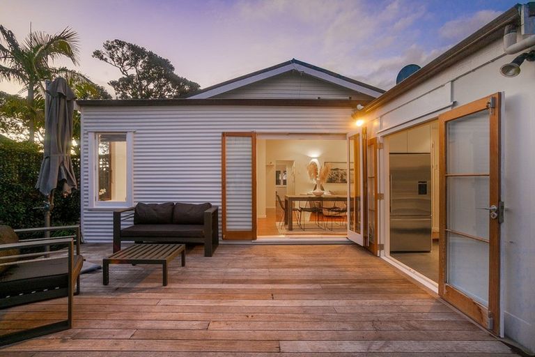 Photo of property in 22 Wright Road, Point Chevalier, Auckland, 1022