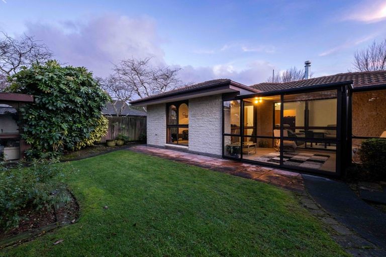 Photo of property in 22 Broadfell Avenue, Avonhead, Christchurch, 8042
