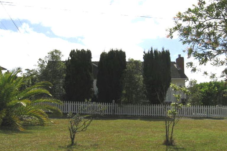 Photo of property in 1/256 East Coast Road, Forrest Hill, Auckland, 0620