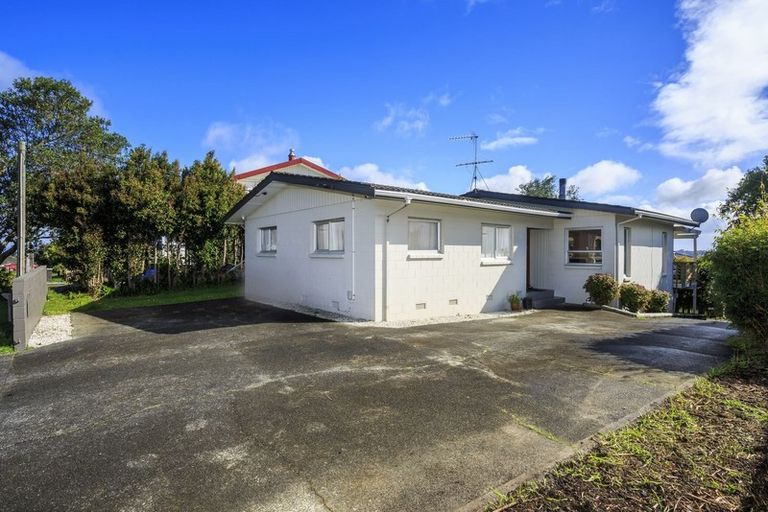 Photo of property in 1/114 Sunset Road, Unsworth Heights, Auckland, 0632